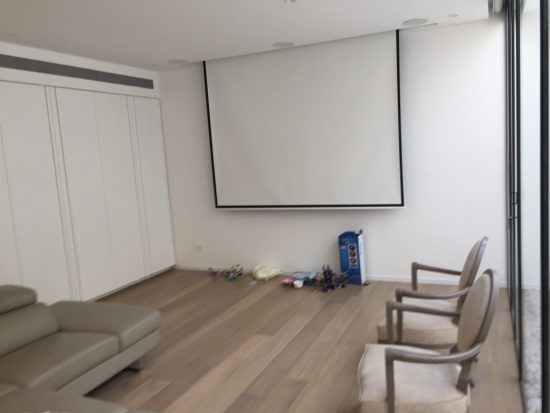 מסך מקרן בית חכם