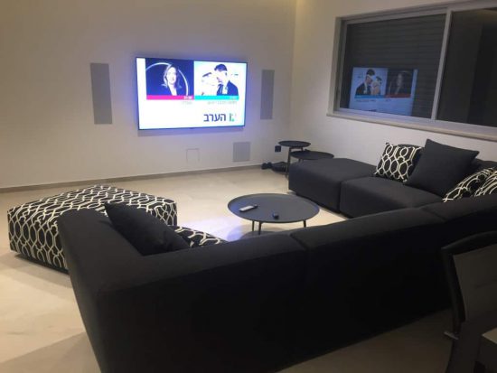 עיצוב סלון אפור בית חכם